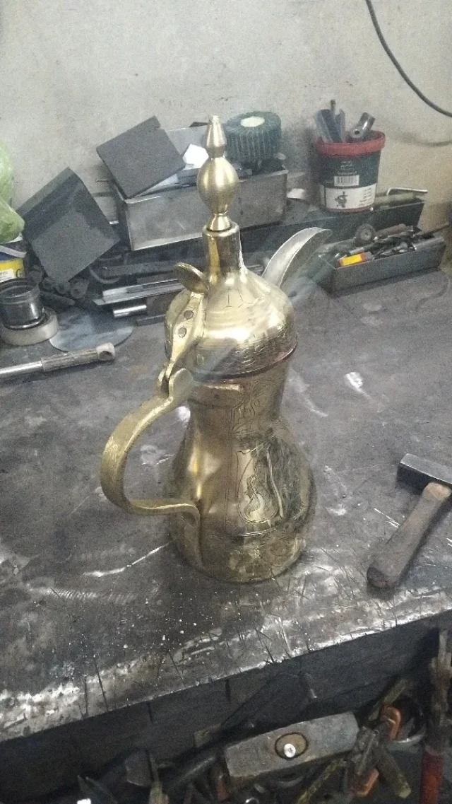 سمكرية عرفات عايش لتجهيز القهاوي والمطاعم وصيانة عددهم والصيانة العامة لأعمال الحديد والابواب