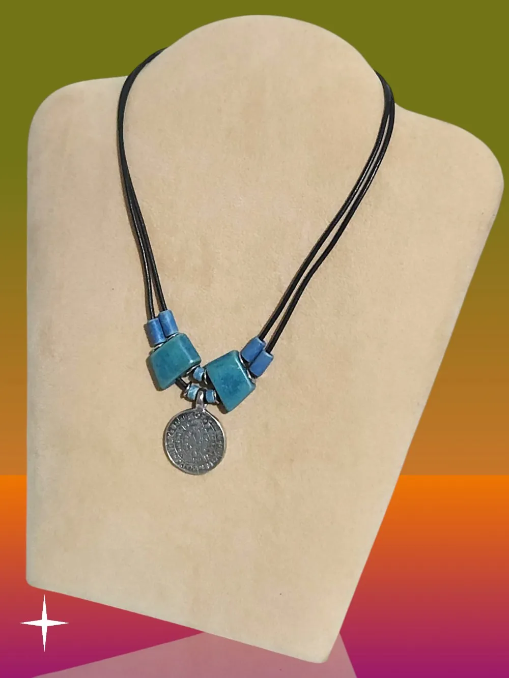 قلادة بوجهين فايستوس من العصر البرونزي