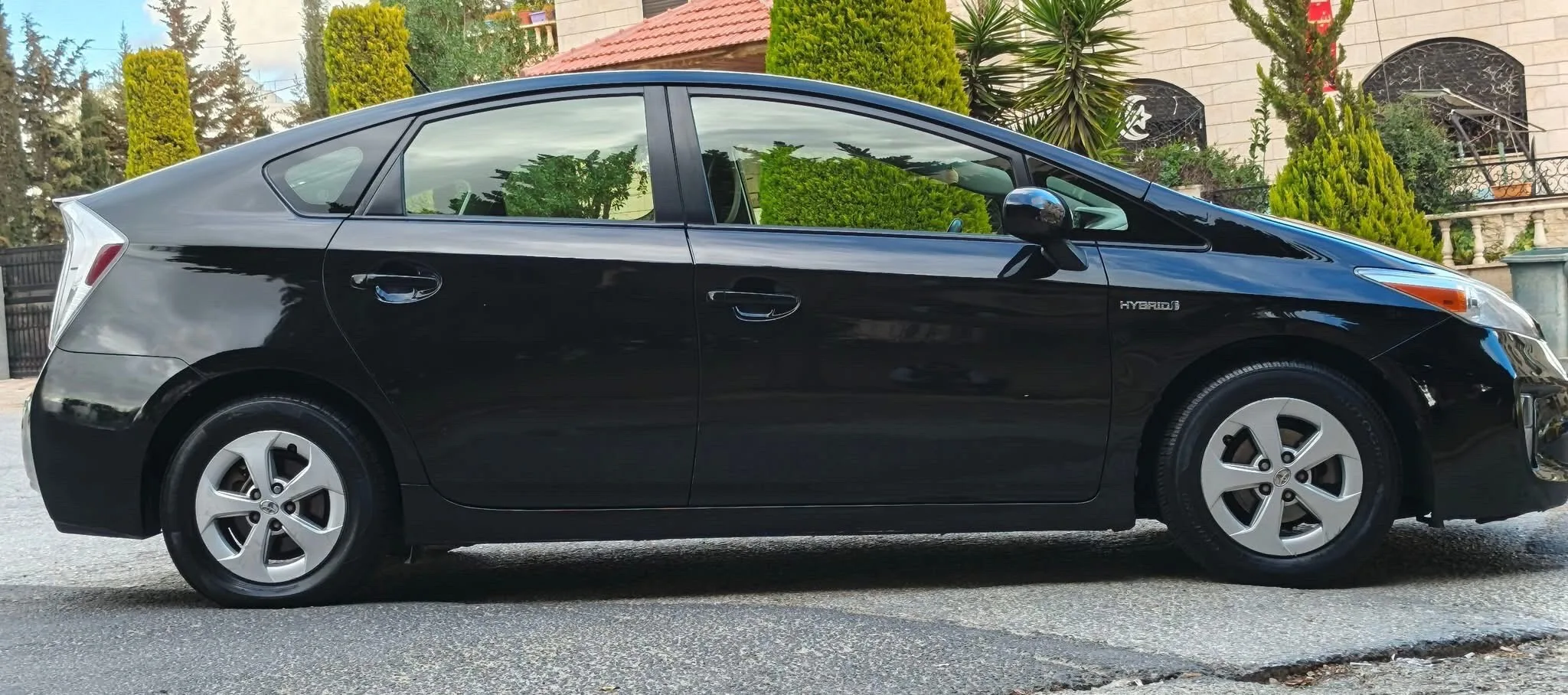 تويوتا بريوس موديل 2015 مالك واحد ممشى 72 الف فقط ثلاث جيد وقصعه