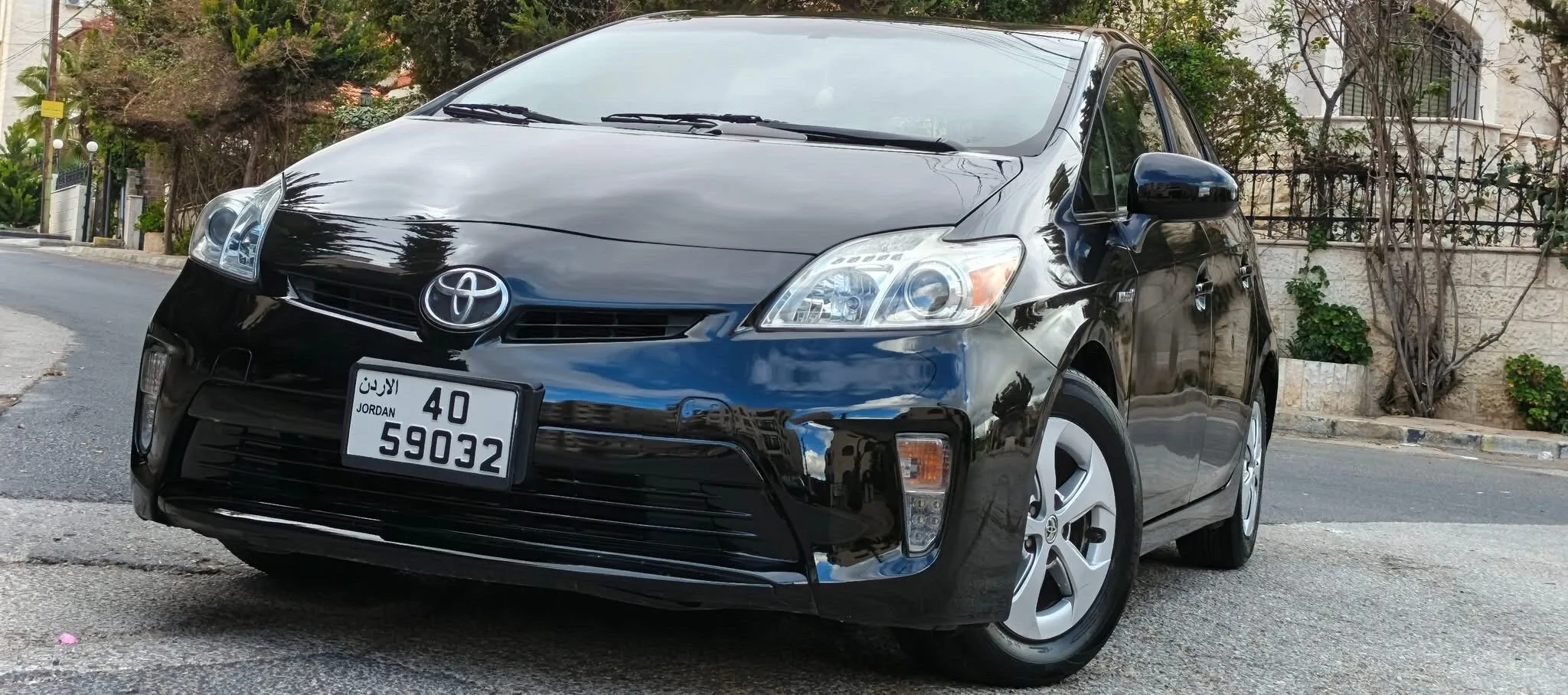 تويوتا بريوس موديل 2015 مالك واحد ممشى 72 الف فقط ثلاث جيد وقصعه