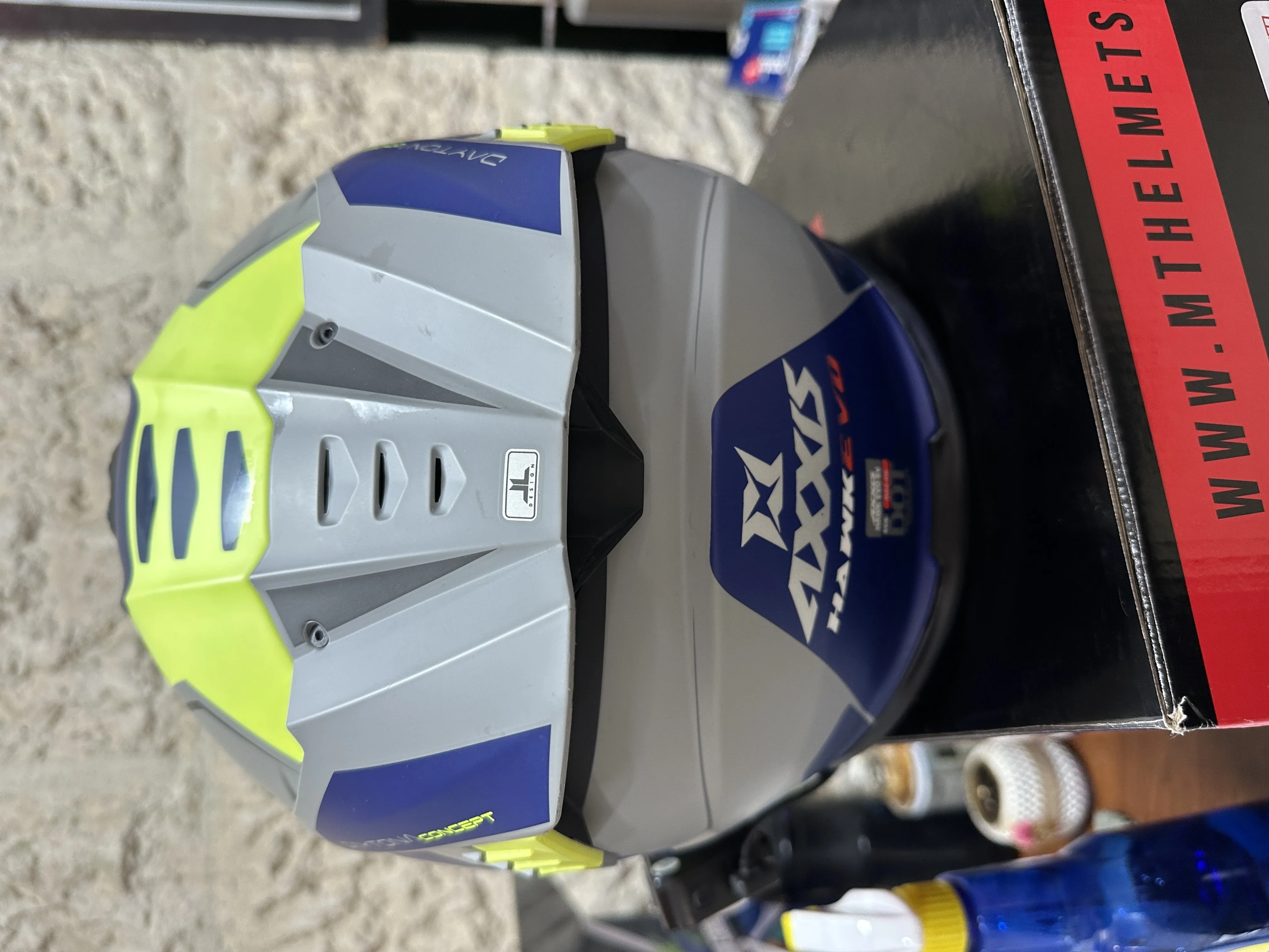 خوذه نوع اكسيس من شركة سوزوكي مصنفه