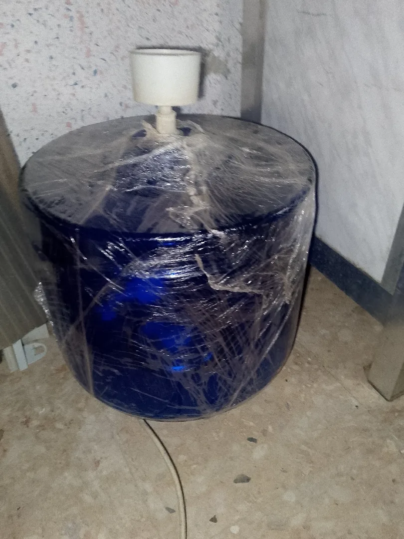 قارورة سحرية للمياه حجم كبير زجاجية ، موجودة بالبقعة 0785050360