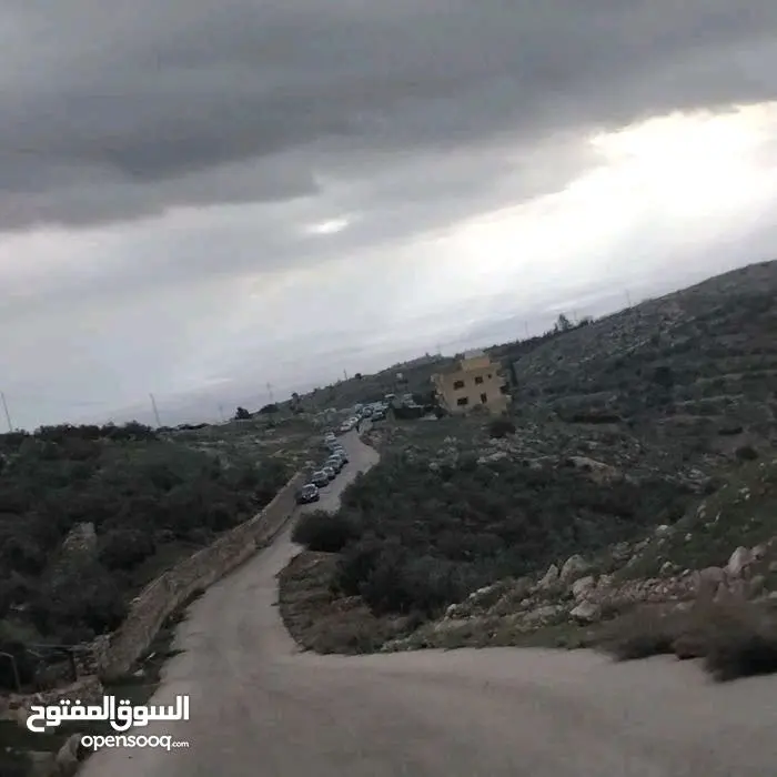 أرض للبيع في السلط( بطنة حوض أم رمانة)، تصلح لبناء مزرعة او فيلا سكنية.