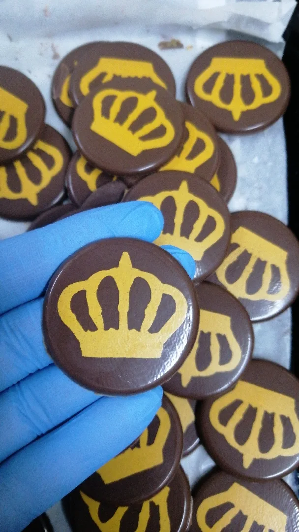 رقائق الشوكولاته مطبوعة عليها علم