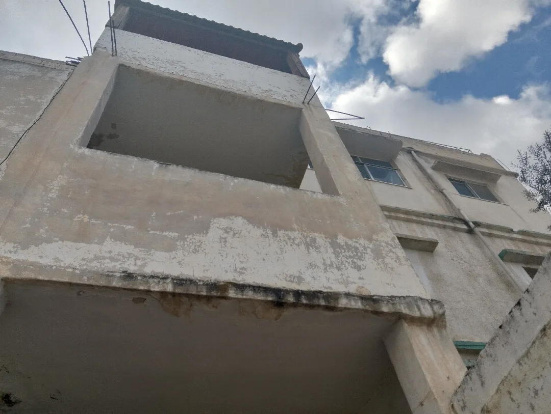 بناية سكنية ثلاث طوابق مع مخزنين للبيع الزرقاء حي الأمير محمد بالقرب من الشارع ا