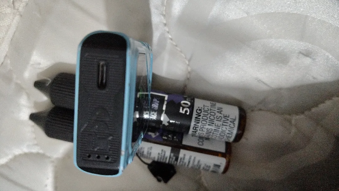 سيجاره  اكتروني   مع جوس