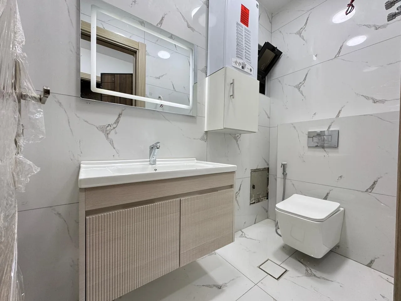 شقة ارضيه ١٦٢ م مع راس ٤٠ م للبيع في البنيات / جانب مدارس ادحصاد التربوي