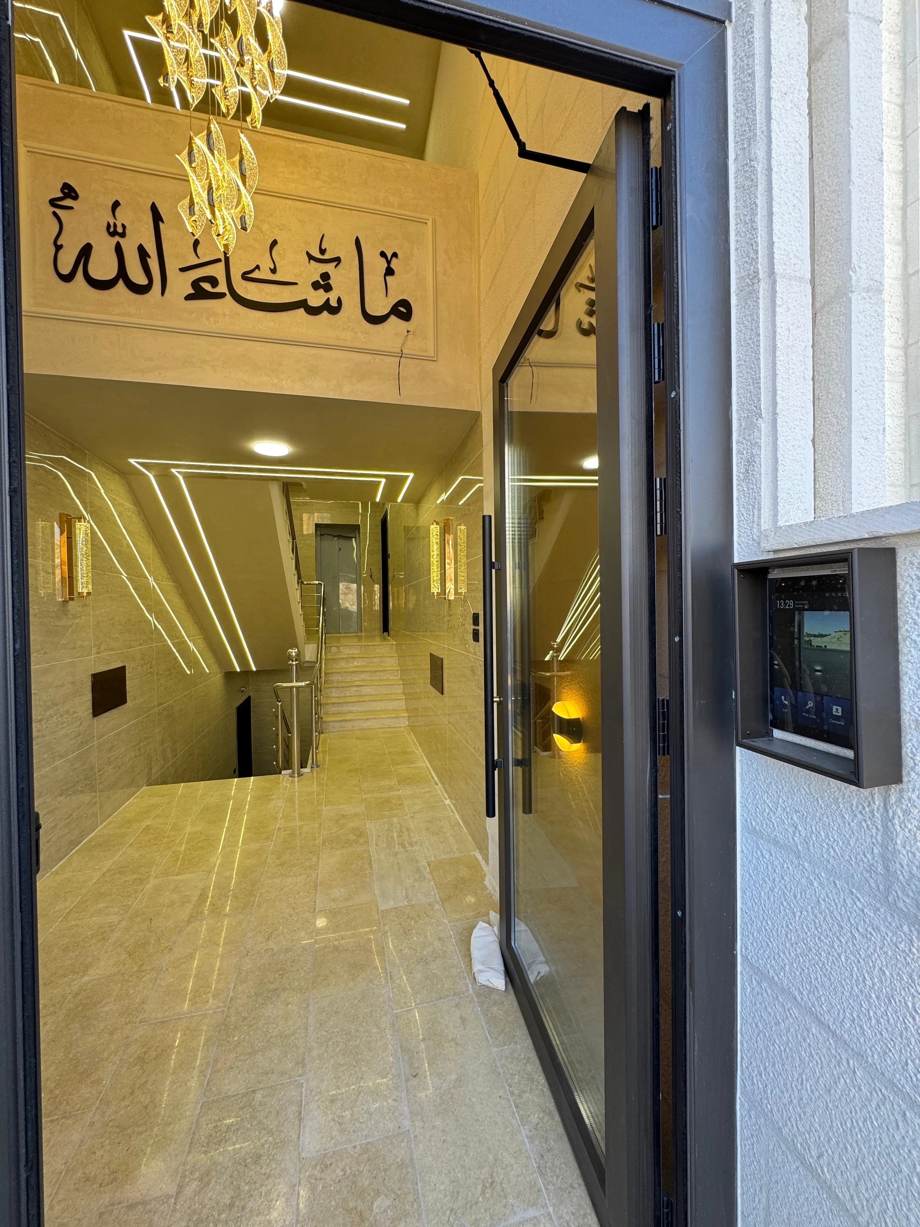 شقة ارضيه ١٦٢ م مع راس ٤٠ م للبيع في البنيات / جانب مدارس ادحصاد التربوي