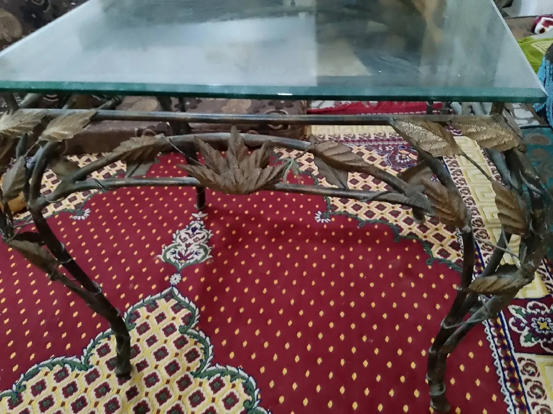 طاولة كورنر حجم كبير سيكوريت وحديد ثقيل مدهون حراري موجودة بالبقعة 0785050360