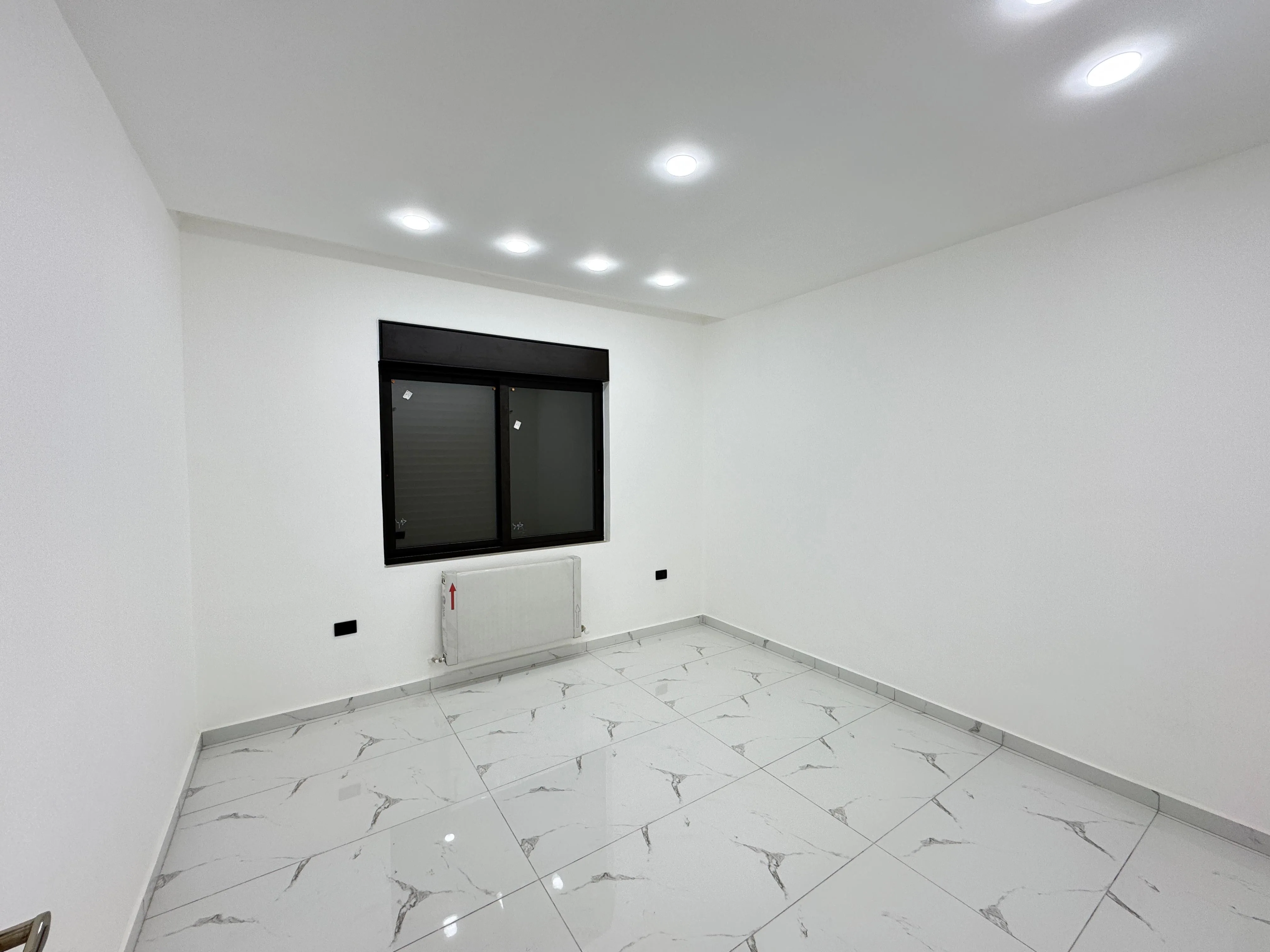 شقة ارضيه ١٦٢ م مع راس ٤٠ م للبيع في البنيات / جانب مدارس ادحصاد التربوي