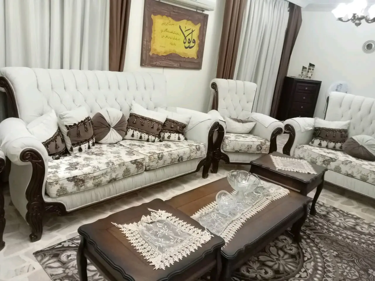 طقم كنب خشب زان ثقيل مكون من ٩ مقاعد نظيف وغير مدعوك