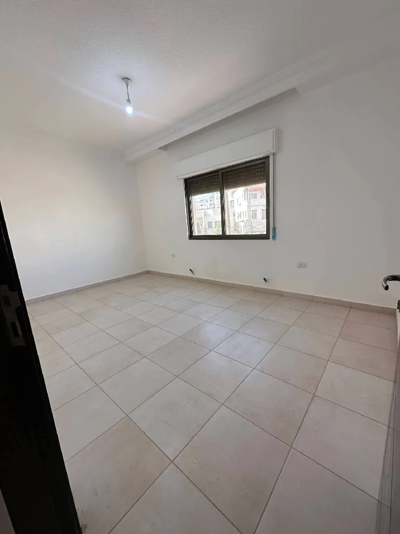 شقة جديدة طابق ثاني للبيع في ابو نصير حي الضياء بدفعة واقساط من المالك مباشرة