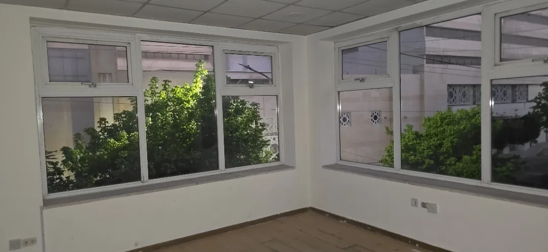 مكتب للإيجار في شميساني من المالك مباشرة