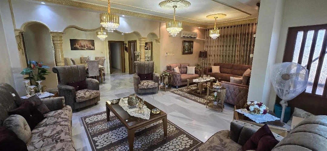 شقه فاخره للبيع