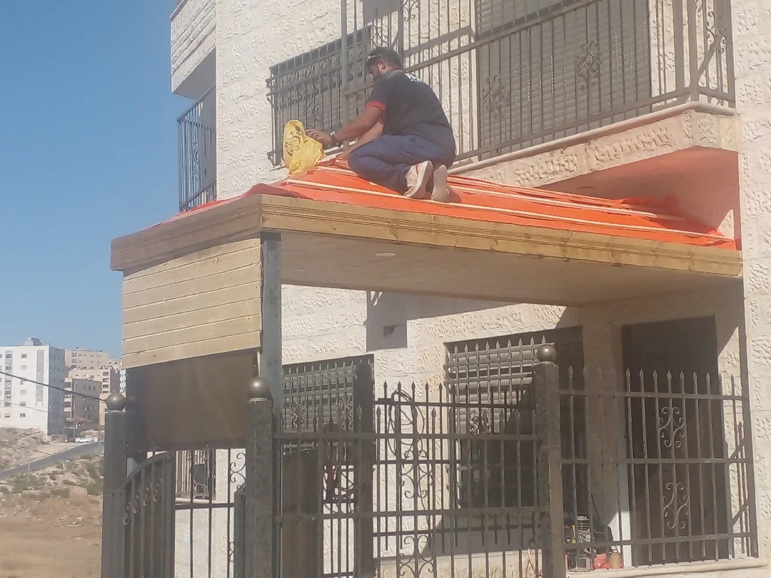 تركيب قرميد براقولا عزل اسطح بناء وتمديد مسابح تركيب المنيوم