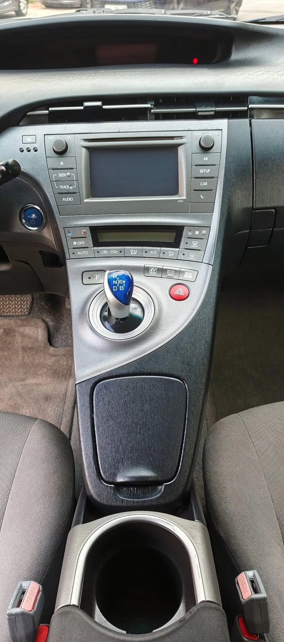 تويوتا بريوس موديل 2015 مالك واحد ممشى 72 الف فقط ثلاث جيد وقصعه