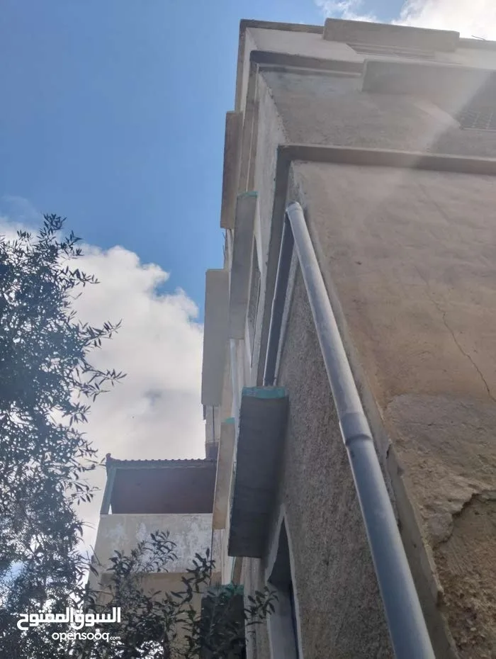 بناية سكنية ثلاث طوابق مع مخزنين للبيع الزرقاء حي الأمير محمد بالقرب من الشارع ا