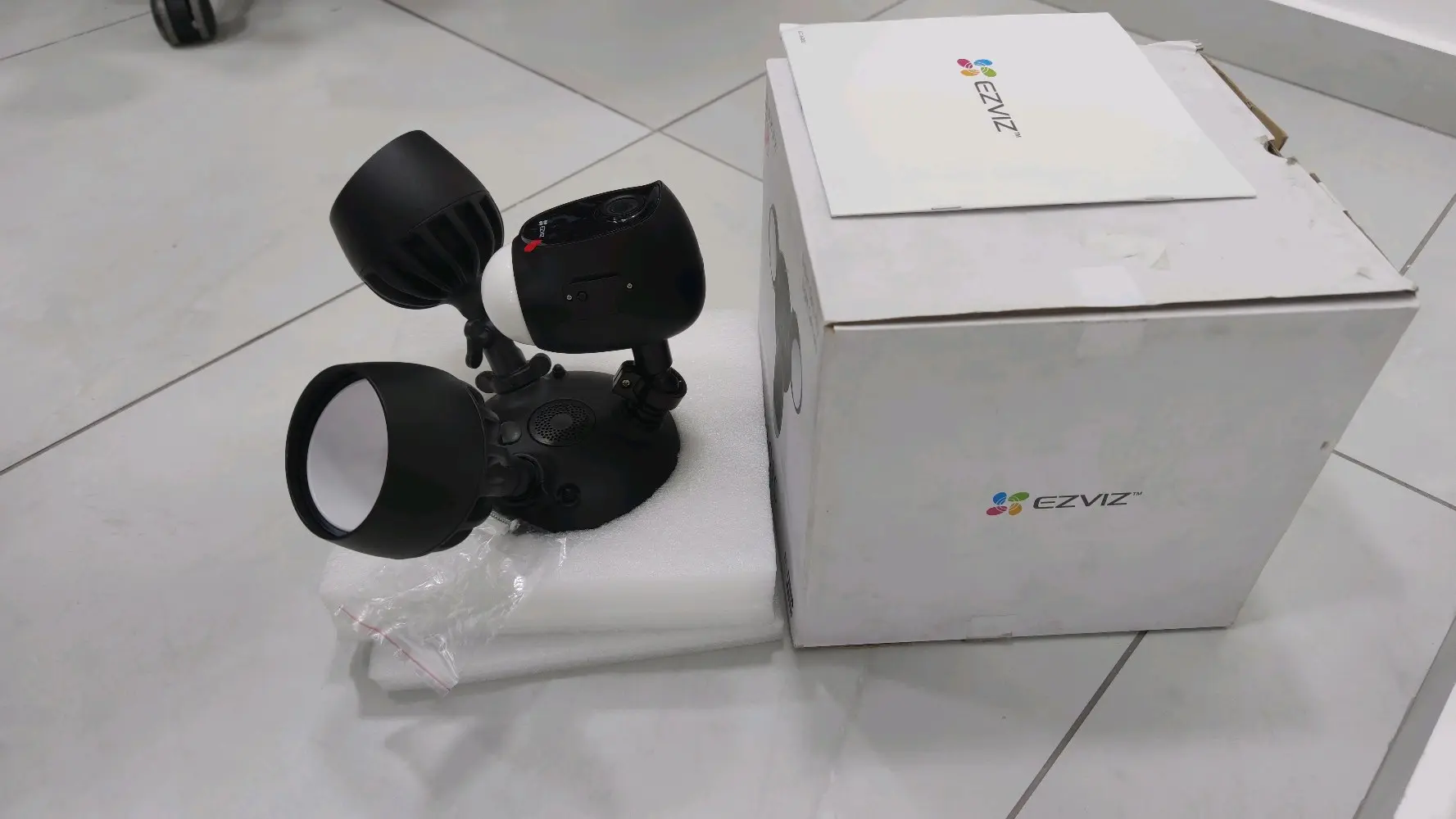 كاميرا مراقبة ذكية EZVIZ LC1C مع كشافات قوية - جديدة (كرتونة مفتوحة)