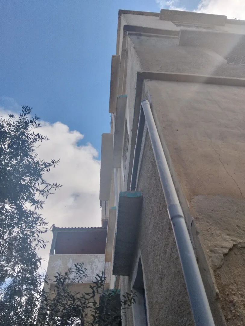 بناية سكنية ثلاث طوابق مع مخزنين للبيع الزرقاء حي الأمير محمد بالقرب من الشارع ا