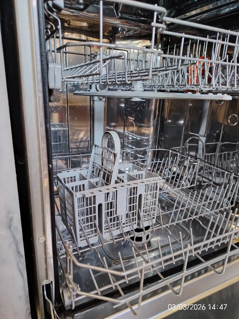 جلاية صحون نوع اريستون ايطاليه ١٢ برنامج ١٣ طقم استعمال خفيف