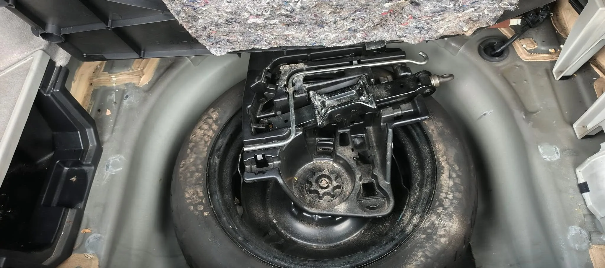 تويوتا بريوس موديل 2015 مالك واحد ممشى 72 الف فقط ثلاث جيد وقصعه