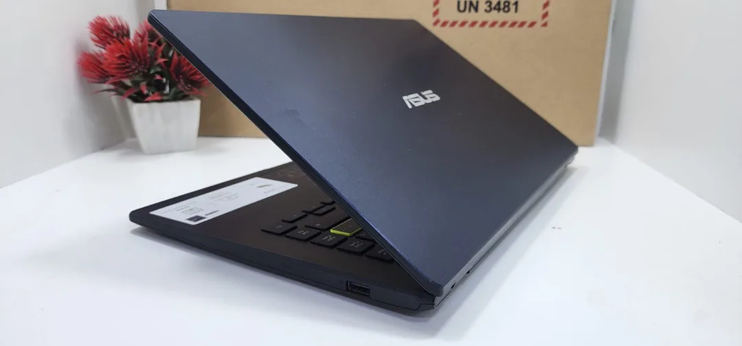 لابتوب asus  استعمال خفيف جدا ((مكفووول ))  مع جميع اغراضه للبيع ممتاز  للاعمال