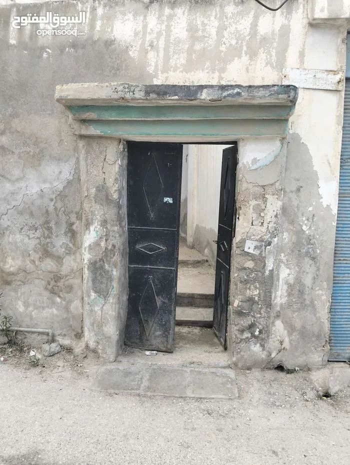 بناية سكنية ثلاث طوابق مع مخزنين للبيع الزرقاء حي الأمير محمد بالقرب من الشارع ا