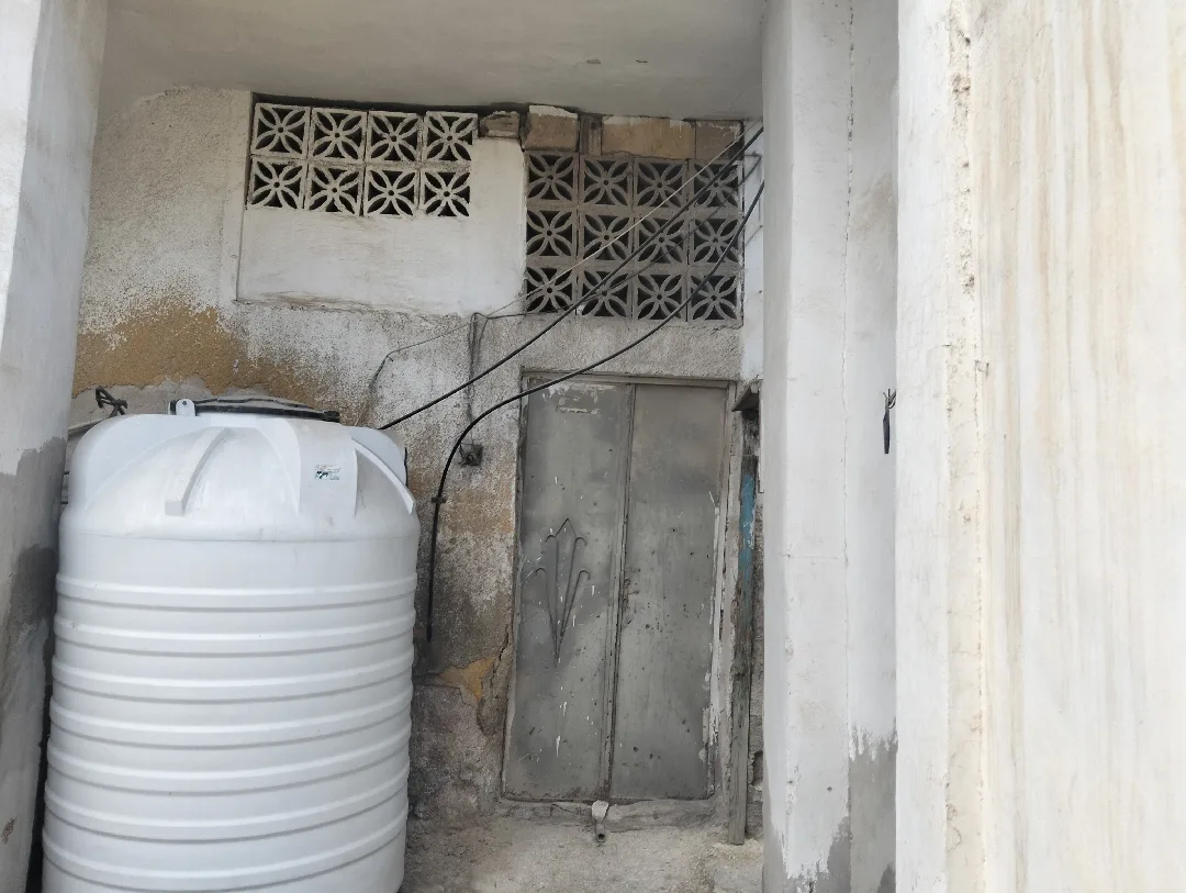 بناية سكنية ثلاث طوابق مع مخزنين للبيع الزرقاء حي الأمير محمد بالقرب من الشارع ا