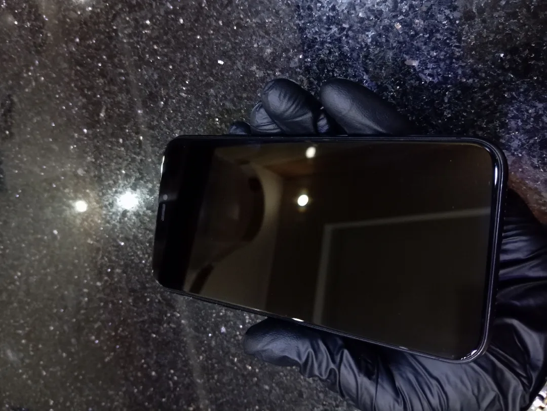 أيفون 11 عادي للبيع او البدل بأيفون فقط موجود بالعقبة