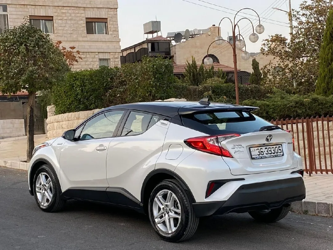 للبيع تويوتا C-HR LE هايبرد 2023 — سعر لقطة30 ألف كم فقط | مواصفات خليجية