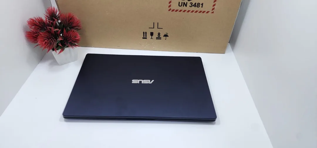 لابتوب asus  استعمال خفيف جدا ((مكفووول ))  مع جميع اغراضه للبيع ممتاز  للاعمال