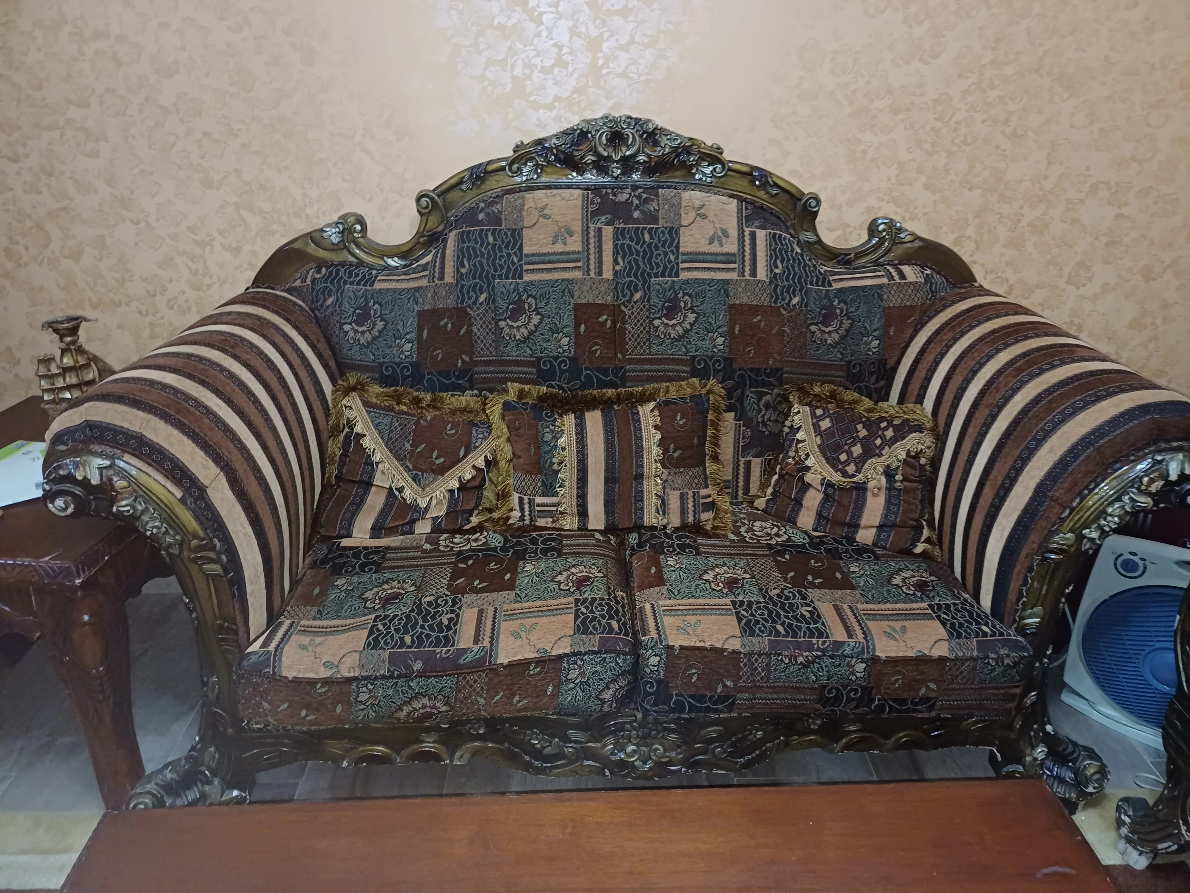 طقم كنب ٤ قطع وطاولة وسط معاه بوفيه