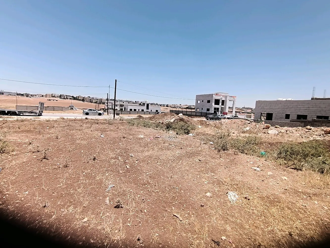 قطعة أرض في جاوا على شارع عرض 20م حوض حنو المراشدة بالقرب من ملاعب الجوهرة