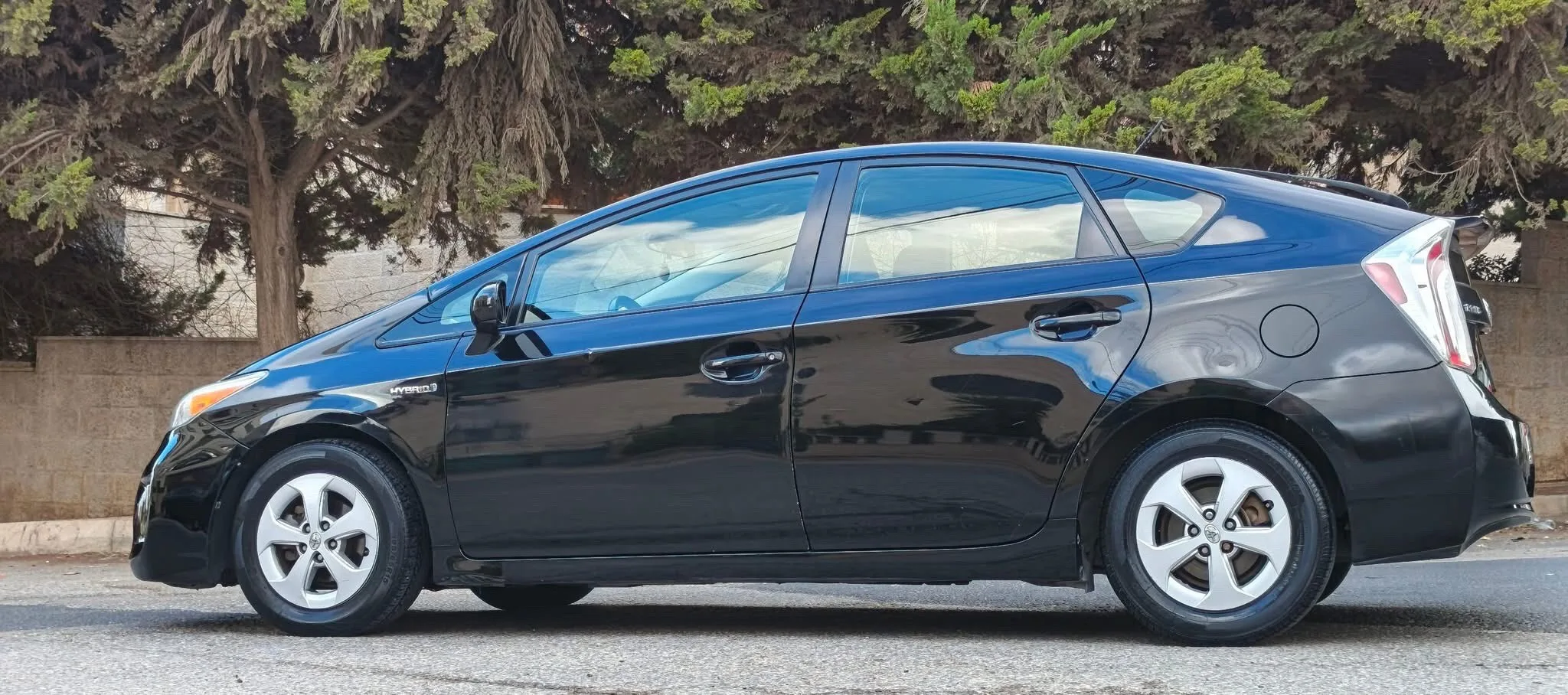 تويوتا بريوس موديل 2015 مالك واحد ممشى 72 الف فقط ثلاث جيد وقصعه