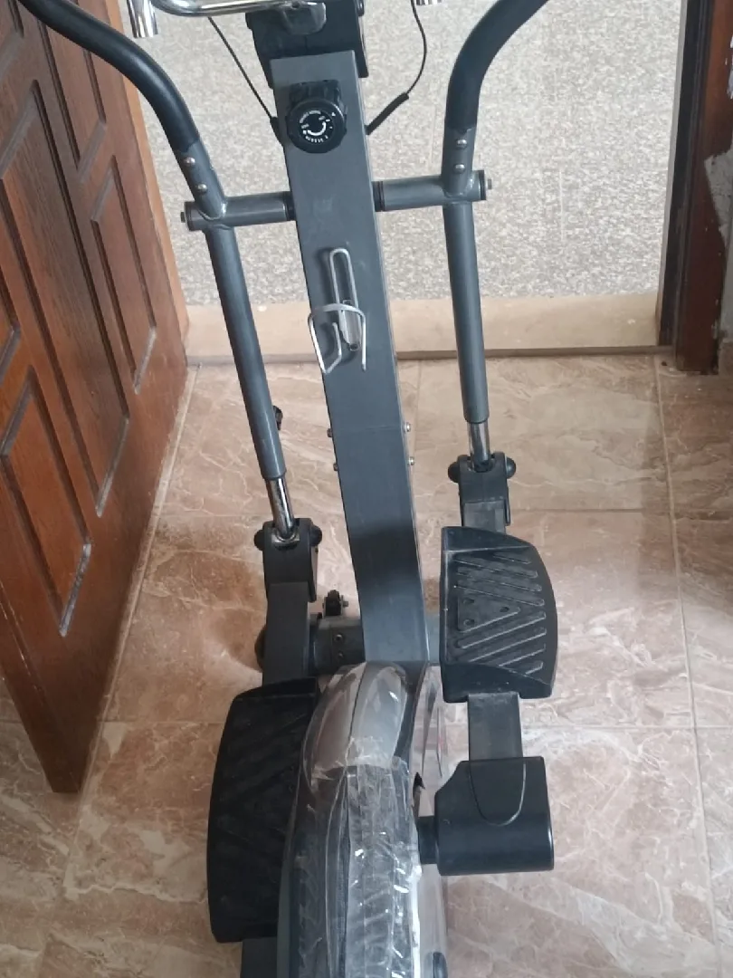 جهاز كروس رياضي للبيع يعمل بشكل ممتاز