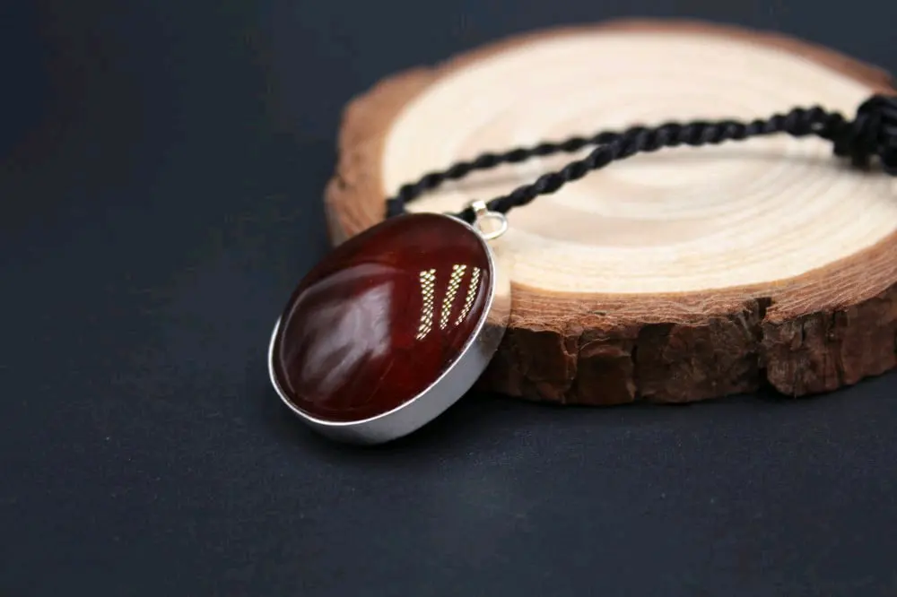 قلائد وتعليقات أحجار كريمة