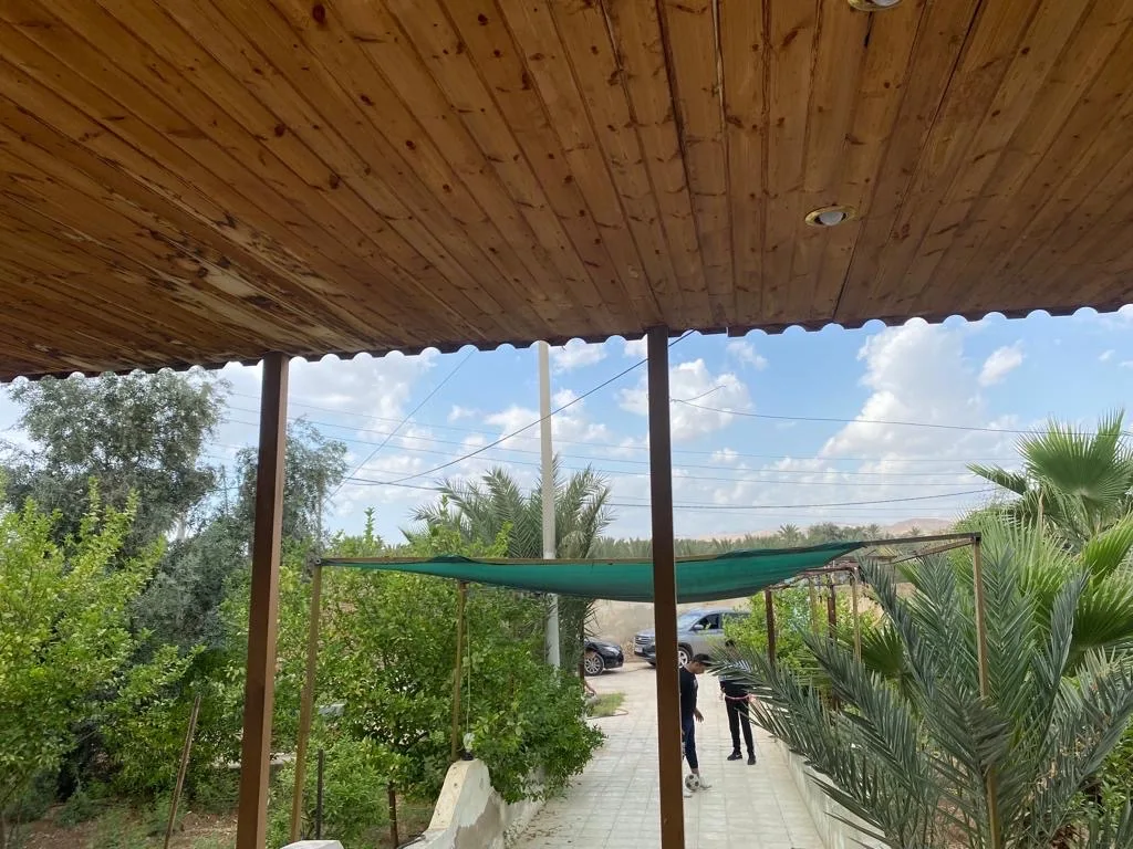 مزرعة مع بيت ريفي في الغور