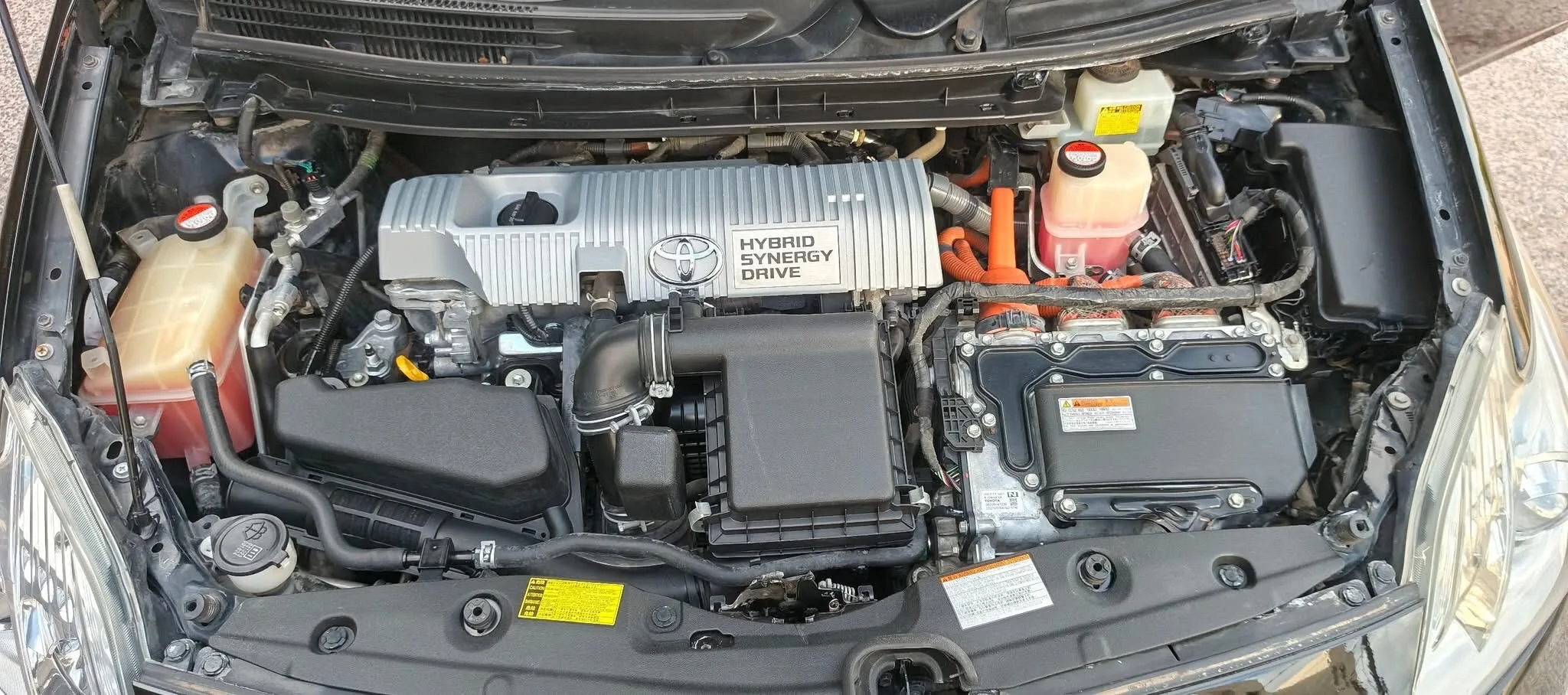 تويوتا بريوس موديل 2015 مالك واحد ممشى 72 الف فقط ثلاث جيد وقصعه