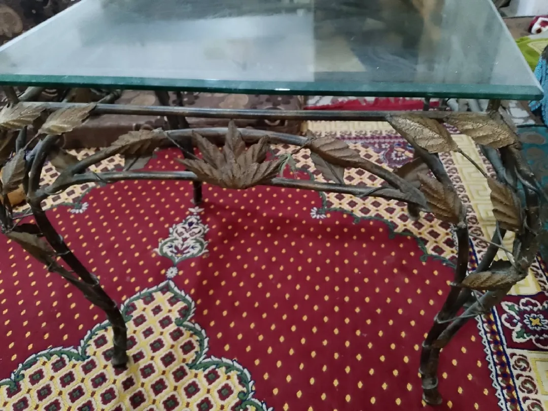 طاولة كورنر حجم كبير سيكوريت وحديد ثقيل مدهون حراري موجودة بالبقعة 0785050360