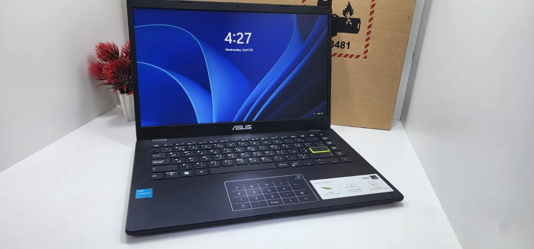 لابتوب asus  استعمال خفيف جدا ((مكفووول ))  مع جميع اغراضه للبيع ممتاز  للاعمال