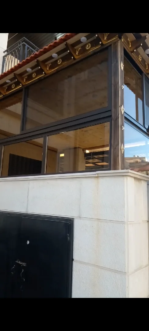 تركيب قرميد براقولا عزل اسطح بناء وتمديد مسابح تركيب المنيوم