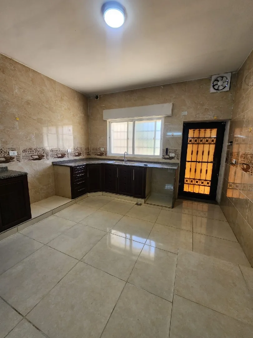 السلام عليكم ورحمه الله وبركاته ✋شقه للايجار في اربد 👍زبدا شرق المركز الغربي 👍من