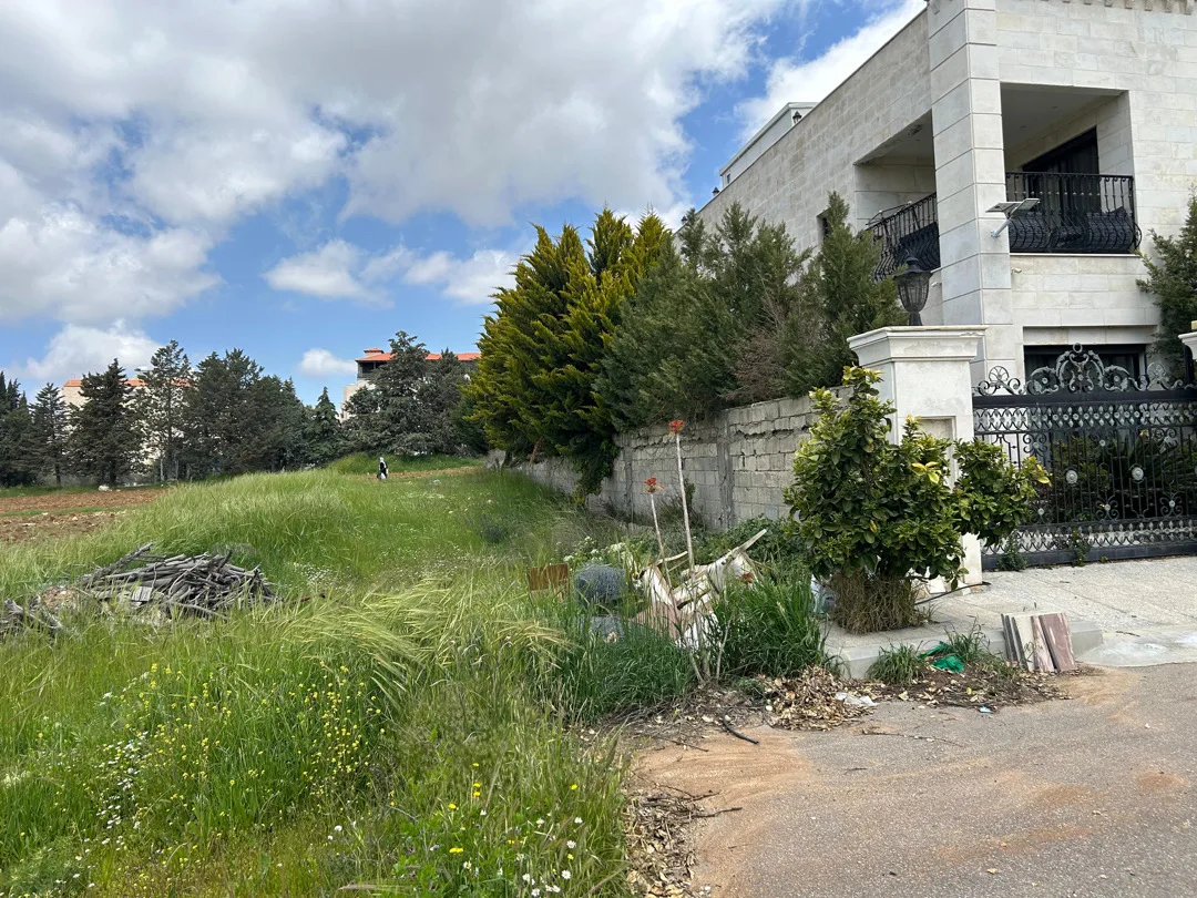 ارض مميزه في الحمر منطقه هادئه