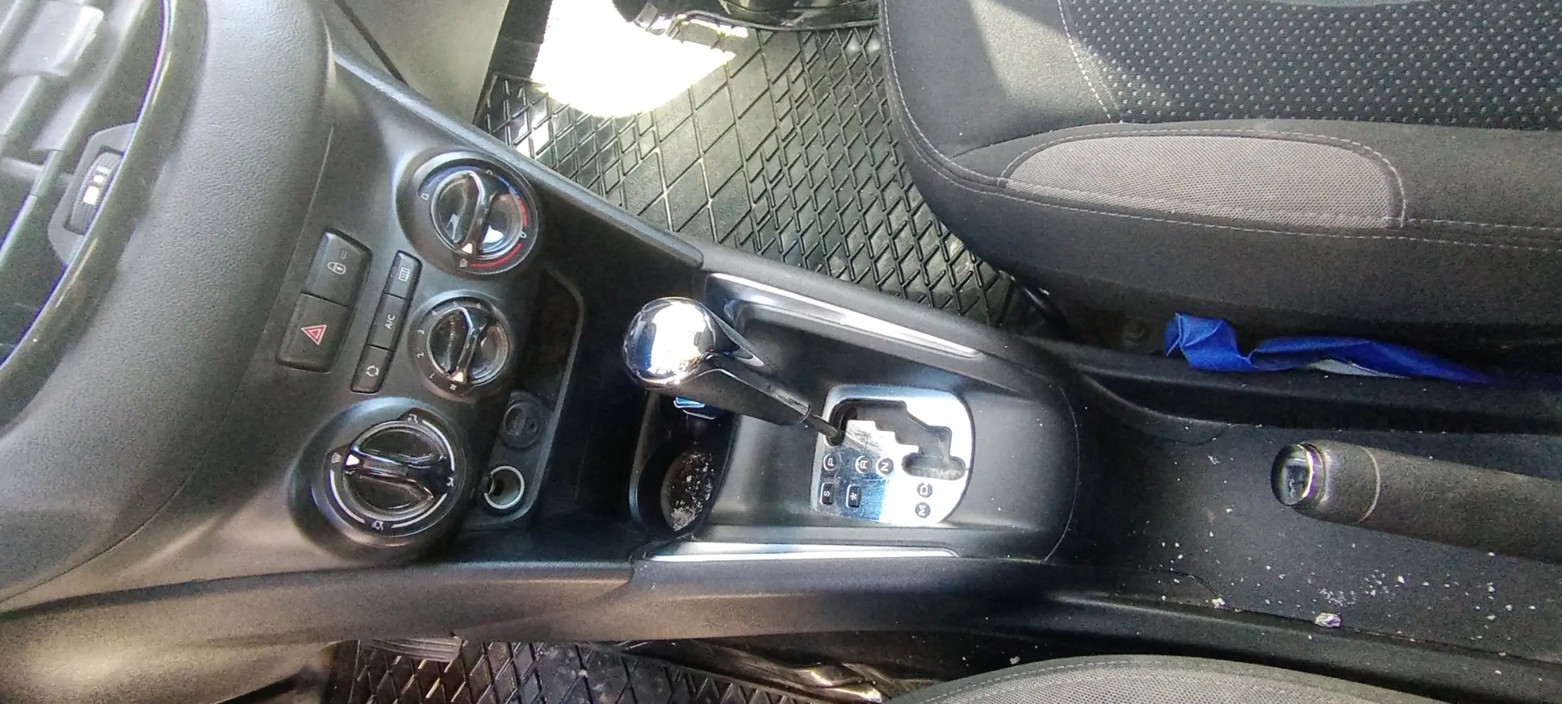 بيجو 208 للبيع موديل ٢٠١٥