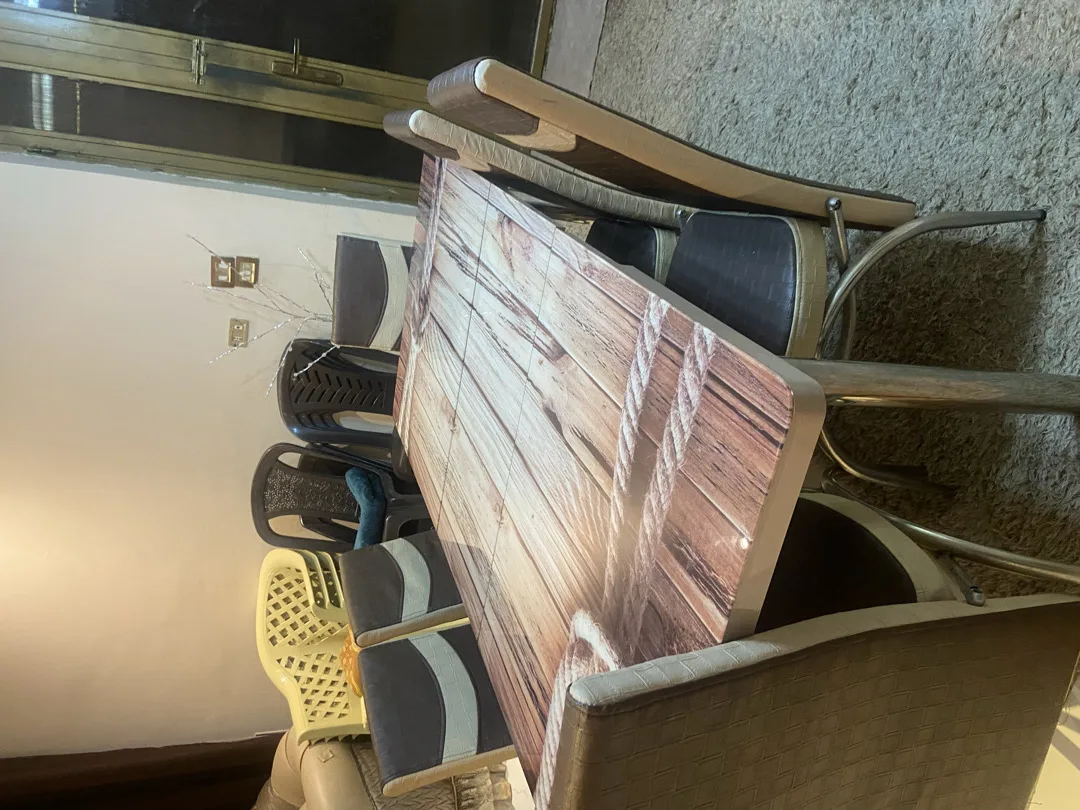 طاولة سفره مكونة من ٦ كراسي