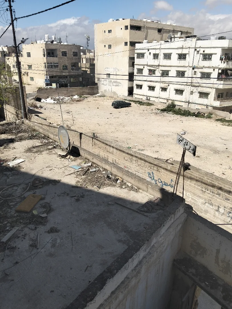 بناية سكنية ثلاث طوابق مع مخزنين للبيع الزرقاء حي الأمير محمد بالقرب من الشارع ا