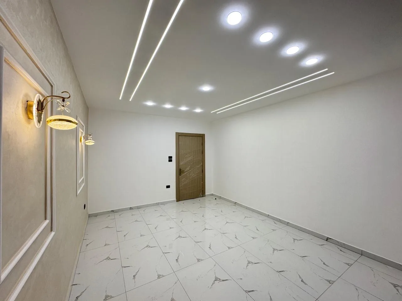 شقة ارضيه ١٦٢ م مع راس ٤٠ م للبيع في البنيات / جانب مدارس ادحصاد التربوي