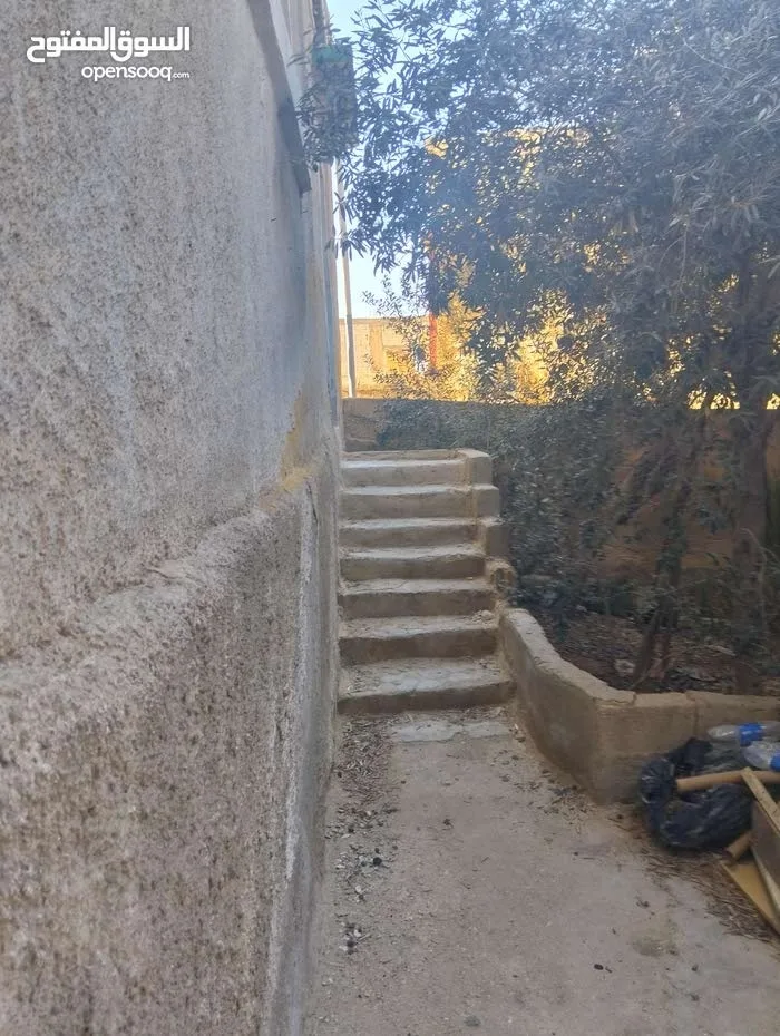 بناية سكنية ثلاث طوابق مع مخزنين للبيع الزرقاء حي الأمير محمد بالقرب من الشارع ا