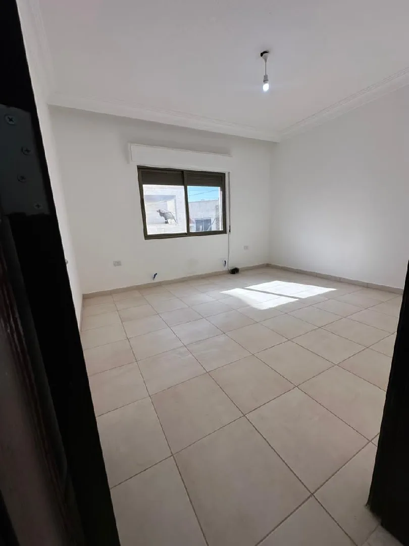 شقة جديدة طابق ثاني للبيع في ابو نصير حي الضياء بدفعة واقساط من المالك مباشرة