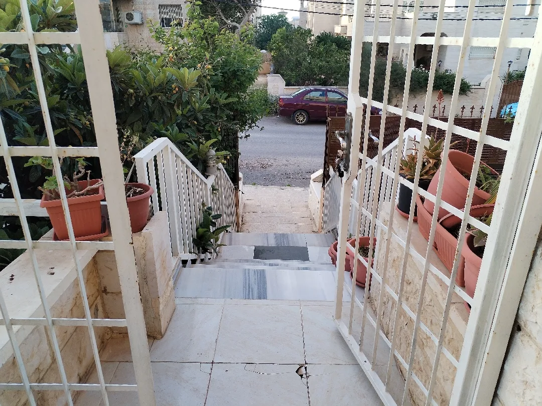 شقة للبيع مدخل مستقل في اربد جنوب المستشفى التخصصي